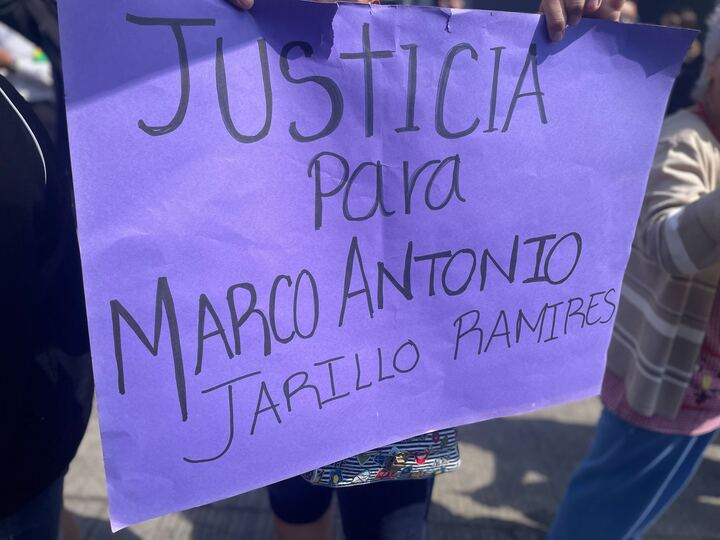 En el bloqueo familiares y amigos exigieron justicia para el joven. En el bloqueo familiares y amigos exigieron justicia para el joven.