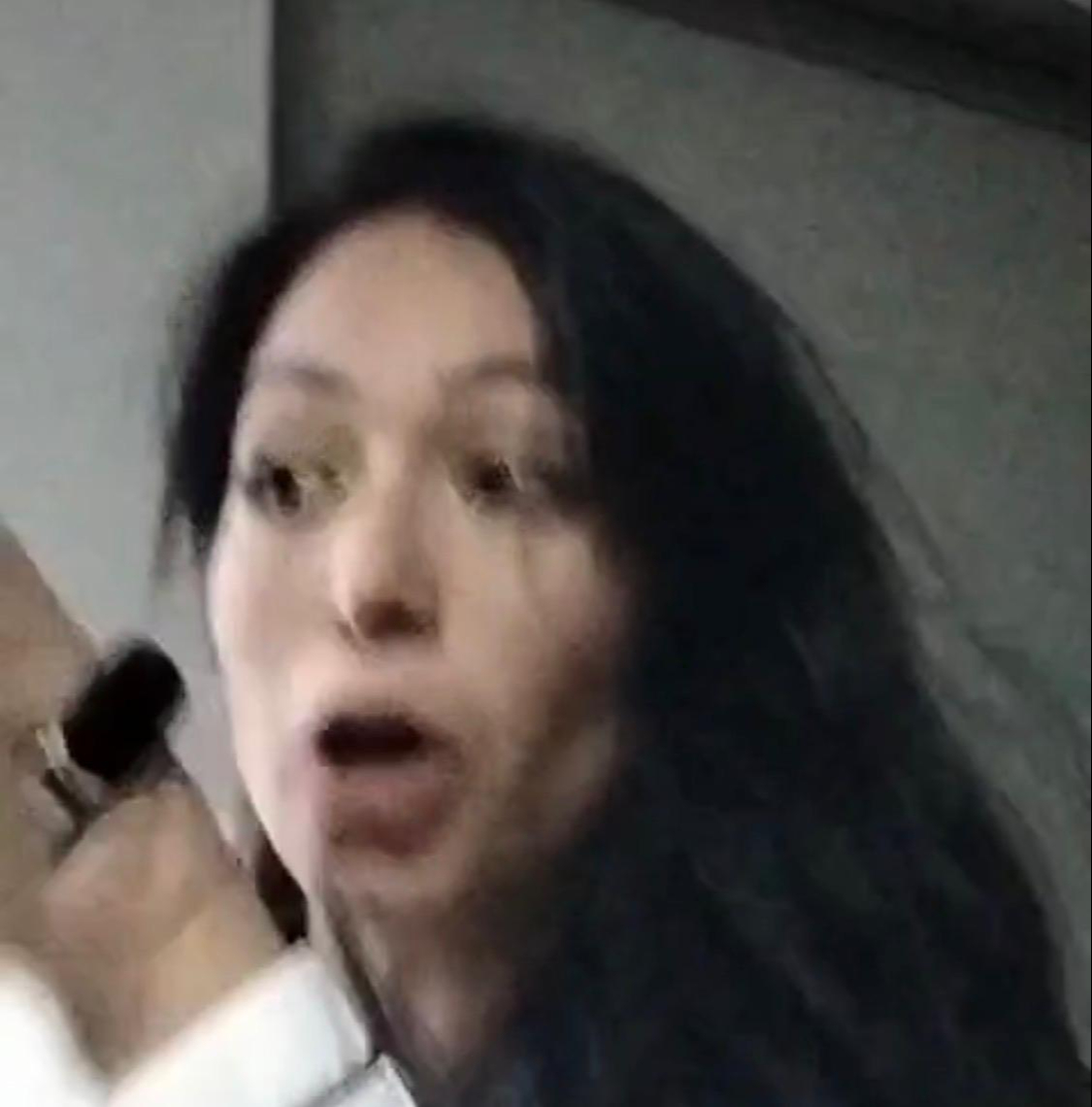 La doctora fue grabada mientras agredía a los padres del niño. La doctora fue grabada mientras agredía a los padres del niño.