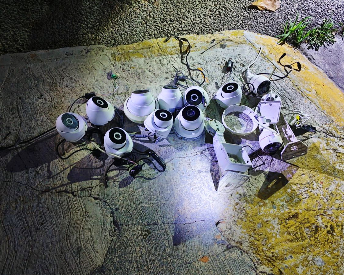 Las cámaras se encontraban en lugares públicos, como postes de alumbrado y semáforos Las cámaras se encontraban en lugares públicos, como postes de alumbrado y semáforos
