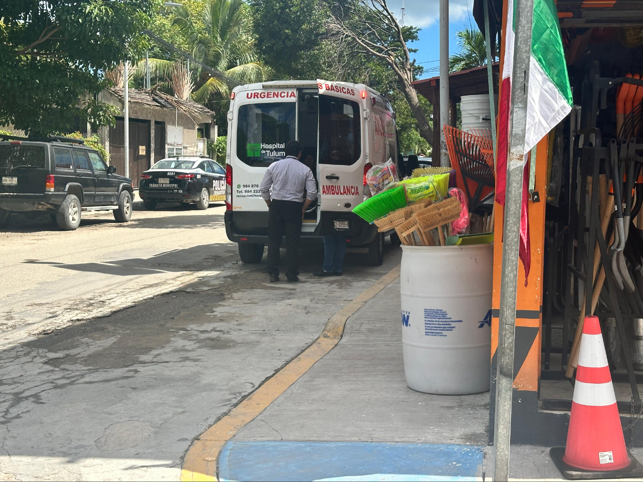 Paramédicos acudieron al lugar brindando atención médica a la mujer Paramédicos acudieron al lugar brindando atención médica a la mujer