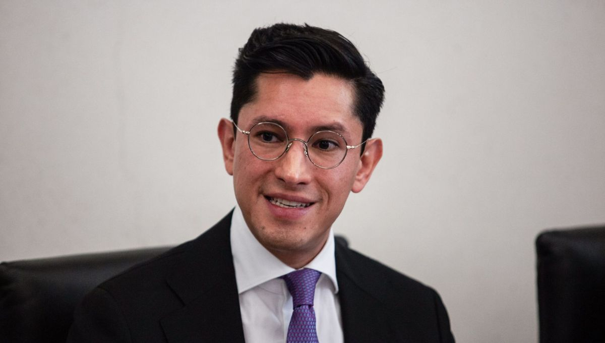 Roberto Velasco es licenciado en Derecho y ha tenido una destacada trayectoria dentro de la Cancillería