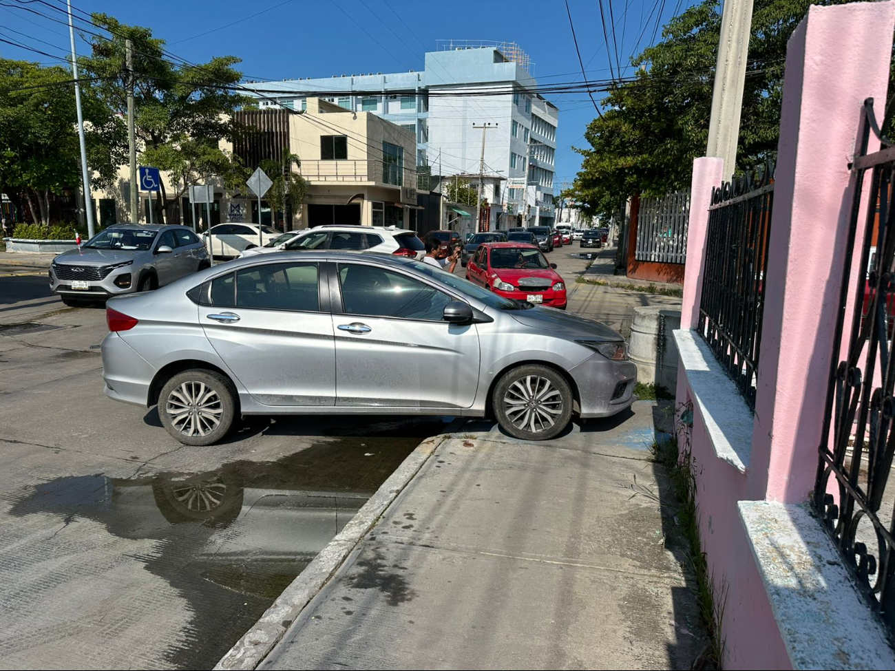 Un choque aparatoso entre un Honda City y una Nissan X-Trail dejó cuantiosos daños materiales en el fraccionamiento Miami.