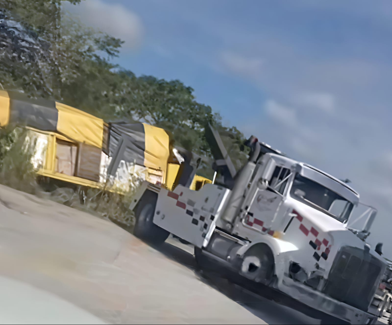 Accidente en la Escárcega–Champotón deja camión fuera de la vía, sin lesionados Accidente en la Escárcega–Champotón deja camión fuera de la vía, sin lesionados