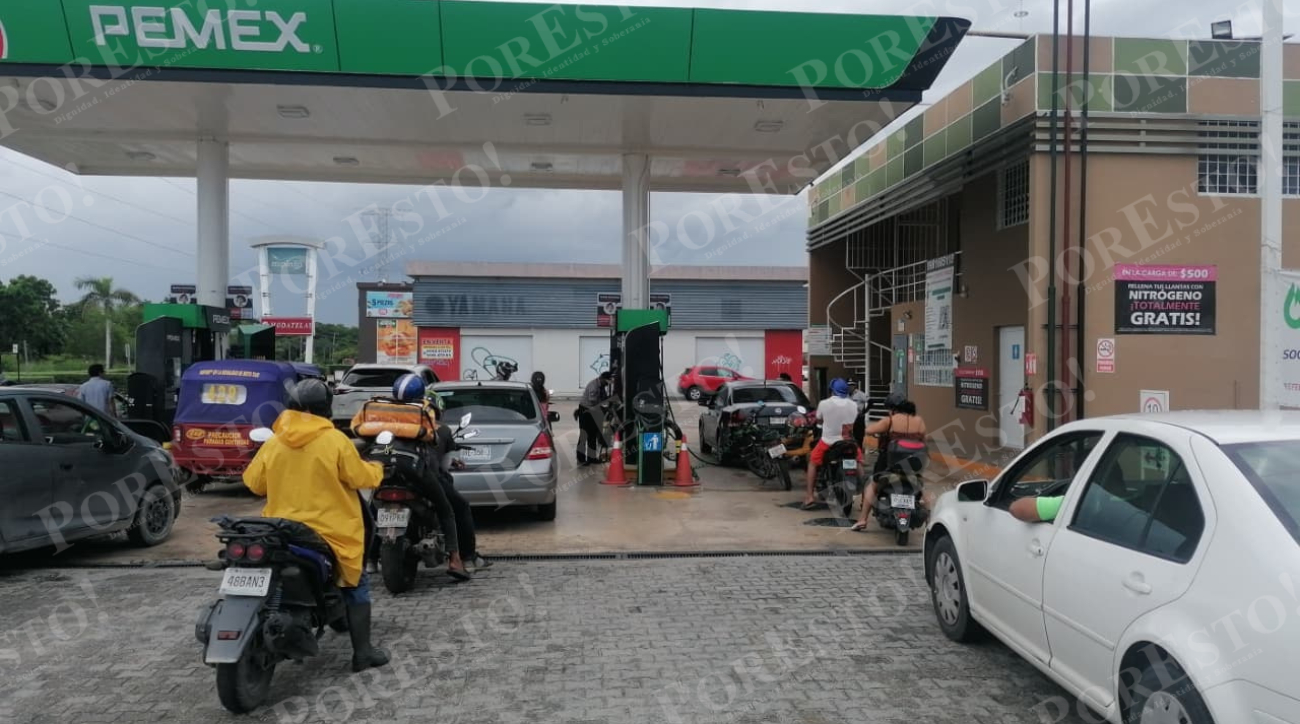 En estaciones donde sí había gasolina habían largas filas de hasta una hora En estaciones donde sí había gasolina habían largas filas de hasta una hora