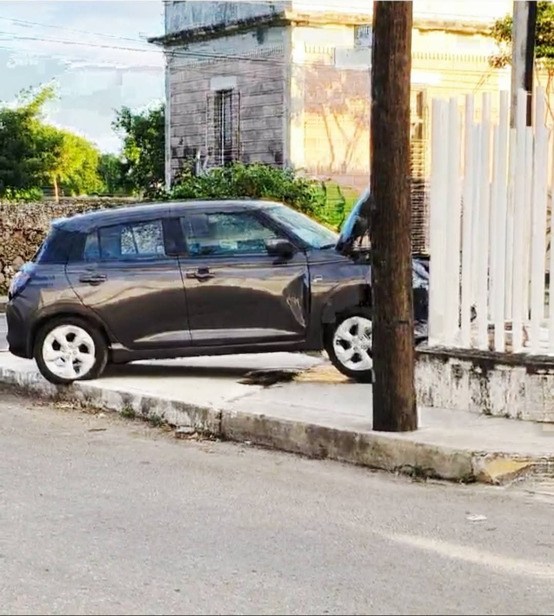 Impactado contra un muro termina Suzuki tras chocar a Chevrolet Beat en la calle 50 con 35-B