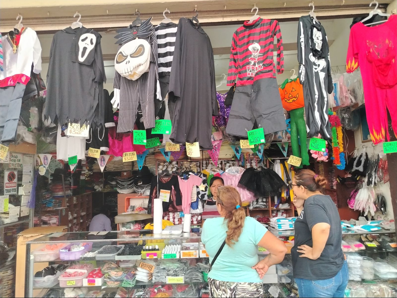Los artículos de temporada se venden entre 250 y mil 200 pesos Los artículos de temporada se venden entre 250 y mil 200 pesos