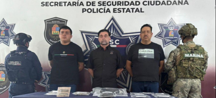 Los tres detenidos fueron presentados por las autoridades tras su detención. Los tres detenidos fueron presentados por las autoridades tras su detención.
