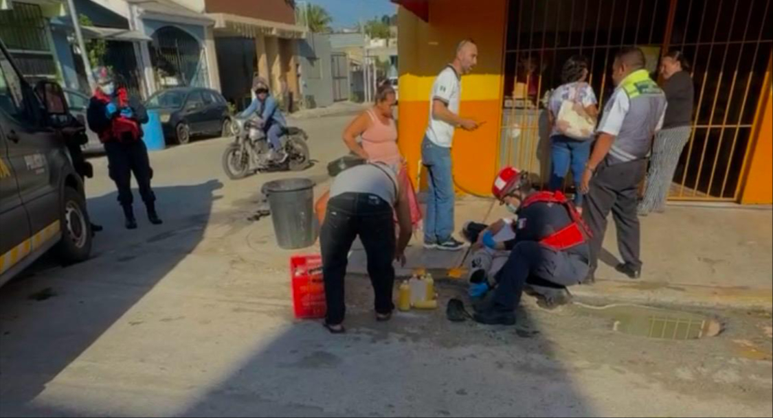 Paramédicos acudieron al lugar del accidente, brindando atencíon prehospitalaria