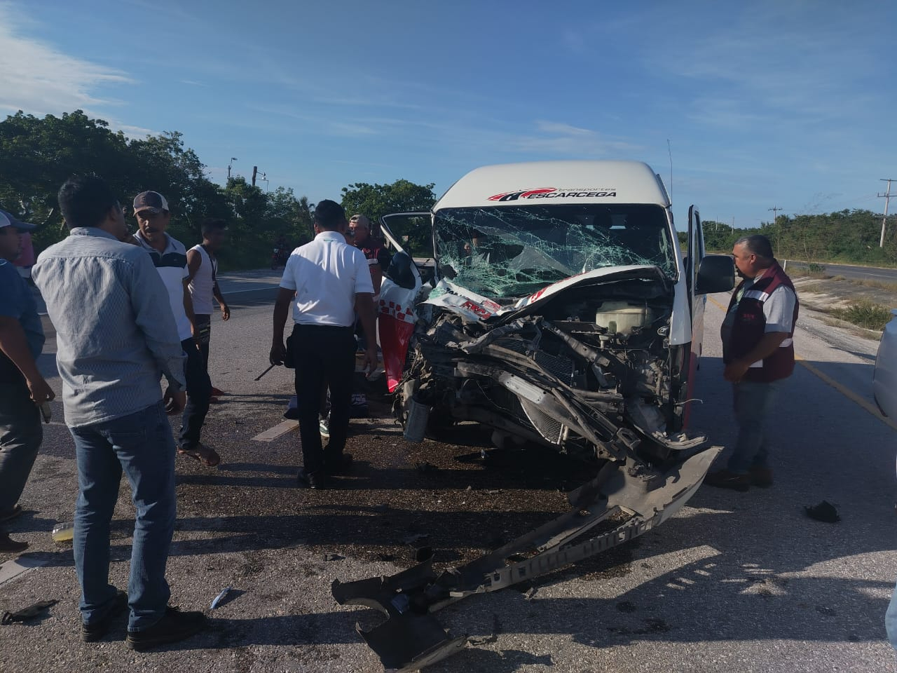 Aparatoso accidente entre una combi de Escárcega y un tráiler de doble remolque sobre la carretera Campeche–Champotón dejó siete lesionados. Aparatoso accidente entre una combi de Escárcega y un tráiler de doble remolque sobre la carretera Campeche–Champotón dejó siete lesionados.