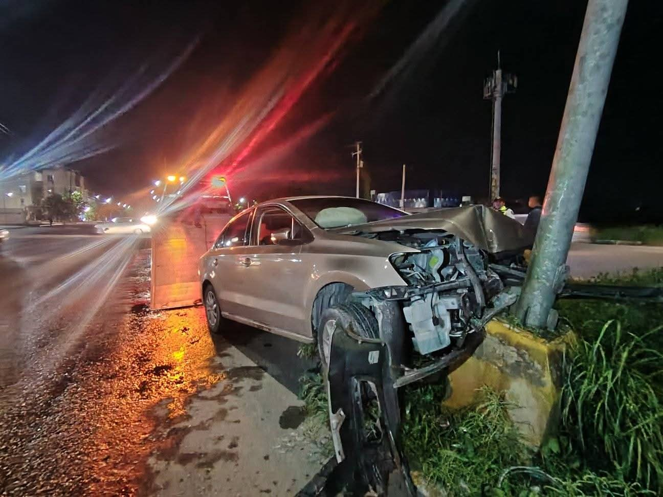 Conductor abandona vehículo tras impactarse contra poste en la SM 251 de Cancún