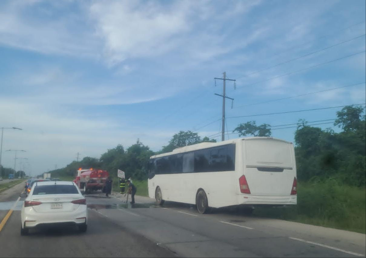 El conductor y personal del transporte solicitaron ayuda por el número de emergencia El conductor y personal del transporte solicitaron ayuda por el número de emergencia