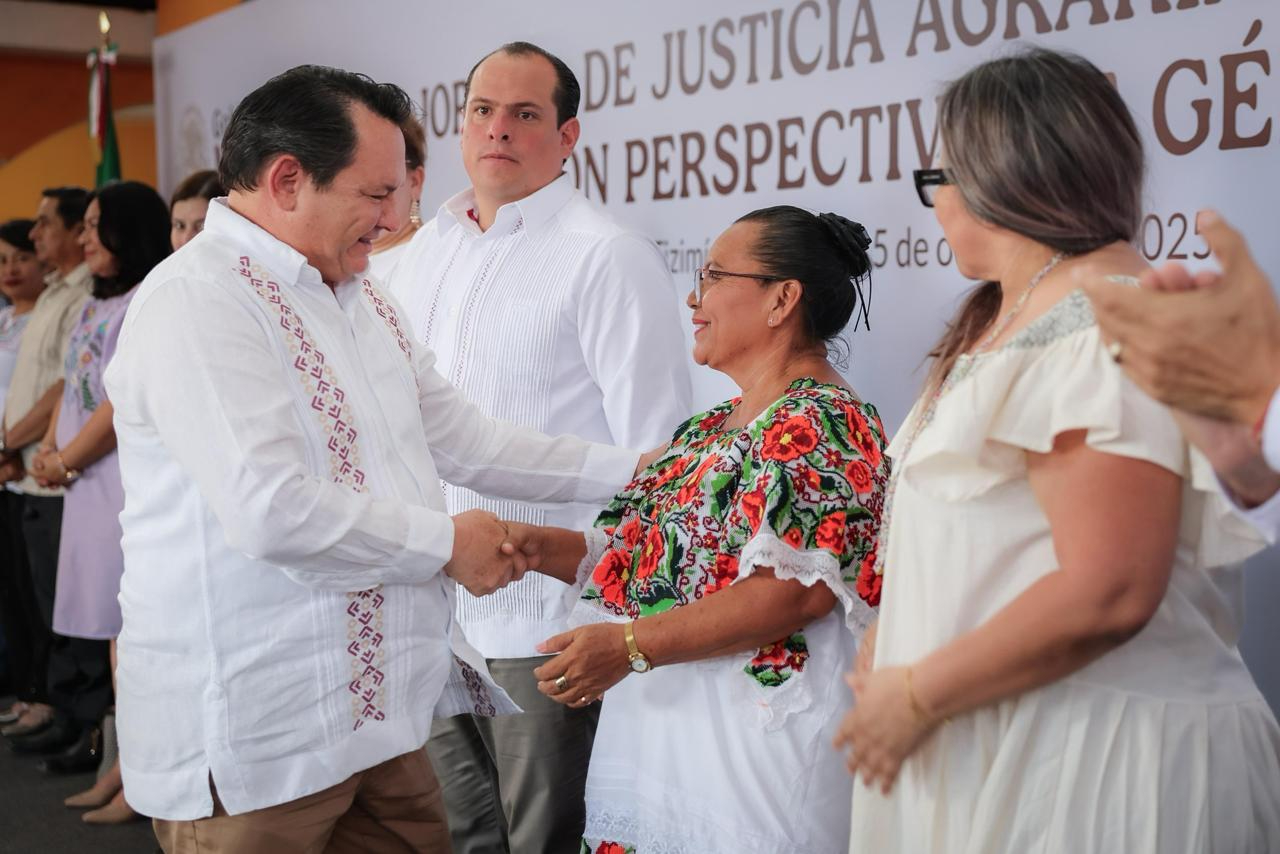 El Gobernador entrega certificados de derechos agrarios a productoras del campo de Tizimín El Gobernador entrega certificados de derechos agrarios a productoras del campo de Tizimín