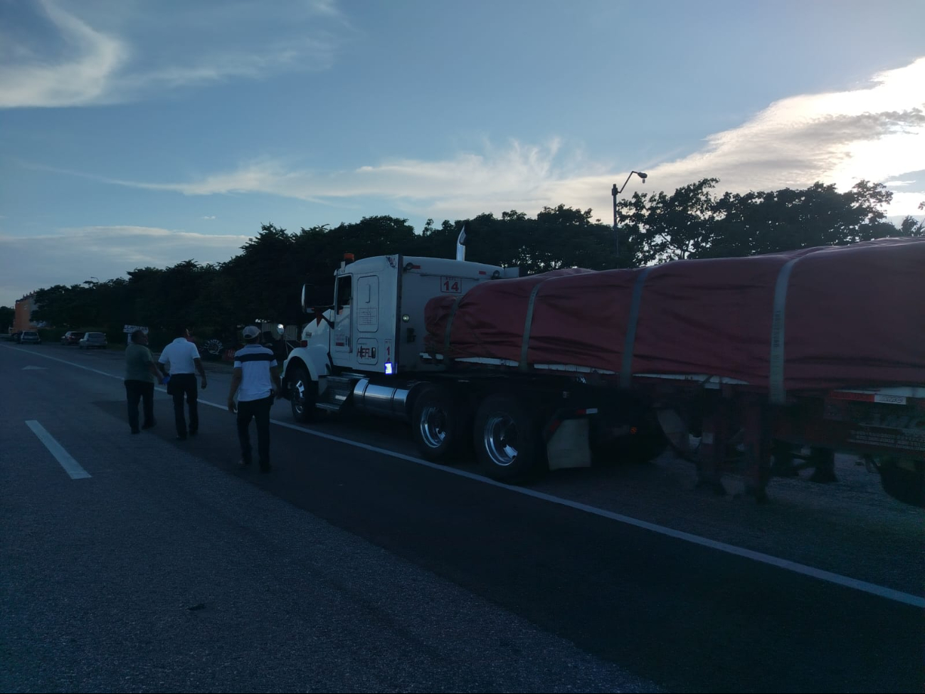 El tráiler habría hecho un cambio repentino de carril, provocando el impacto. El tráiler habría hecho un cambio repentino de carril, provocando el impacto.