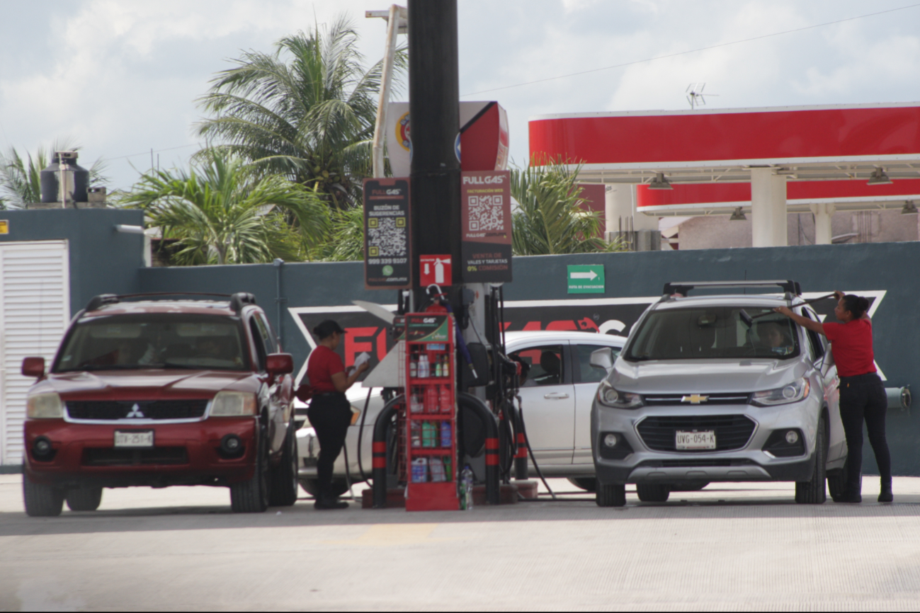 En gasolineras donde si hay servicio se ven largas filas En gasolineras donde si hay servicio se ven largas filas