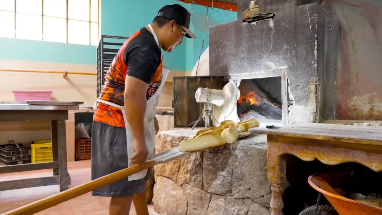 Este pan relleno de jamón, queso y chile jalapeño, cocido en horno de piedra con leña de tukul, es símbolo de identidad campechana. Este pan relleno de jamón, queso y chile jalapeño, cocido en horno de piedra con leña de tukul, es símbolo de identidad campechana.