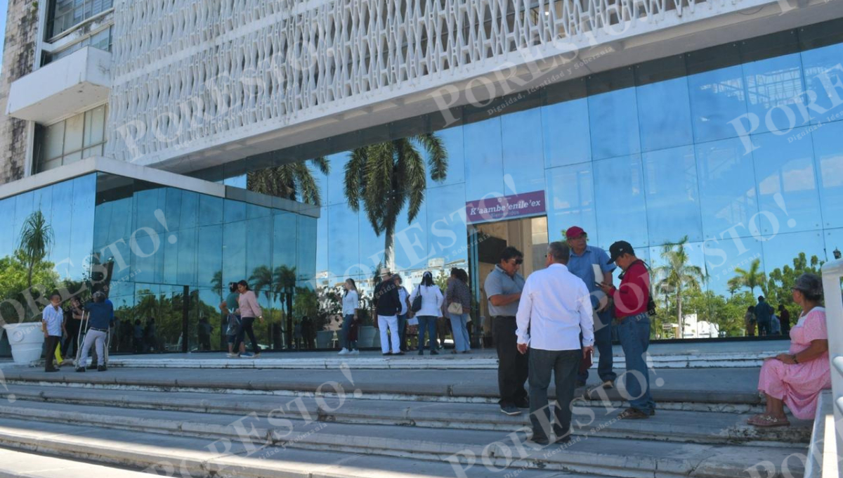 Jubilados docentes de Campeche exigen pago de prima de antigüedad tras años de espera