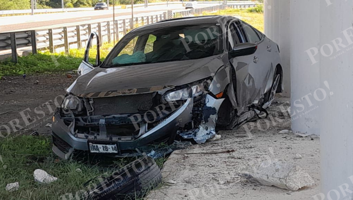 La llanta delantera se desprendió cuando el auto circulaba a exceso de velocidad, provocando que se estrellara contra estructuras de concreto. La llanta delantera se desprendió cuando el auto circulaba a exceso de velocidad, provocando que se estrellara contra estructuras de concreto.