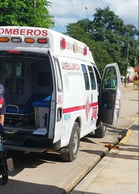 Los paramédicos atendieron en el lugar al adulto mayor. Los paramédicos atendieron en el lugar al adulto mayor.