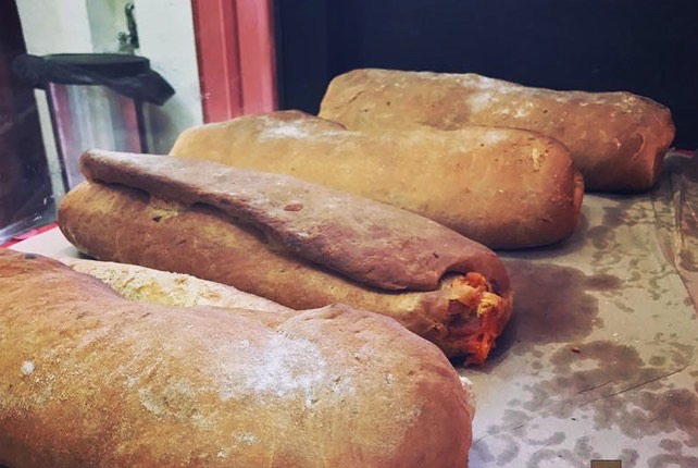 Panaderos de Pomuch viajan hasta Campeche capital para ofrecerlo directamente en el mercado principal. Panaderos de Pomuch viajan hasta Campeche capital para ofrecerlo directamente en el mercado principal.