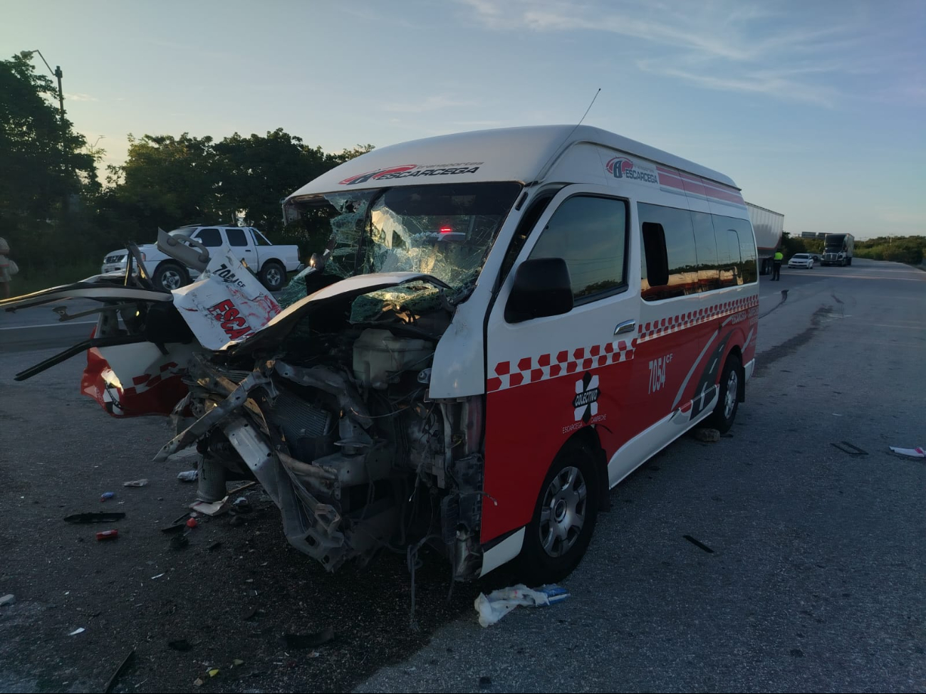 Un hombre quedó prensado entre los hierros retorcidos de la unidad; fue rescatado por Protección Civil y paramédicos. Un hombre quedó prensado entre los hierros retorcidos de la unidad; fue rescatado por Protección Civil y paramédicos.