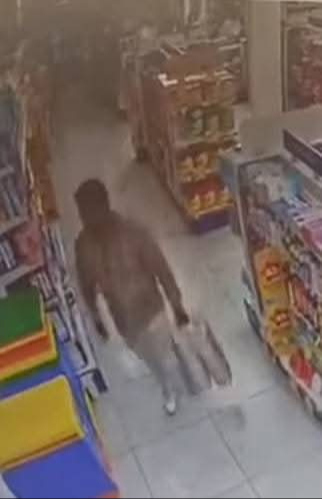 Captan en video a dos hombres robando leche y pañales para bebés en farmacia de Cancún Captan en video a dos hombres robando leche y pañales para bebés en farmacia de Cancún