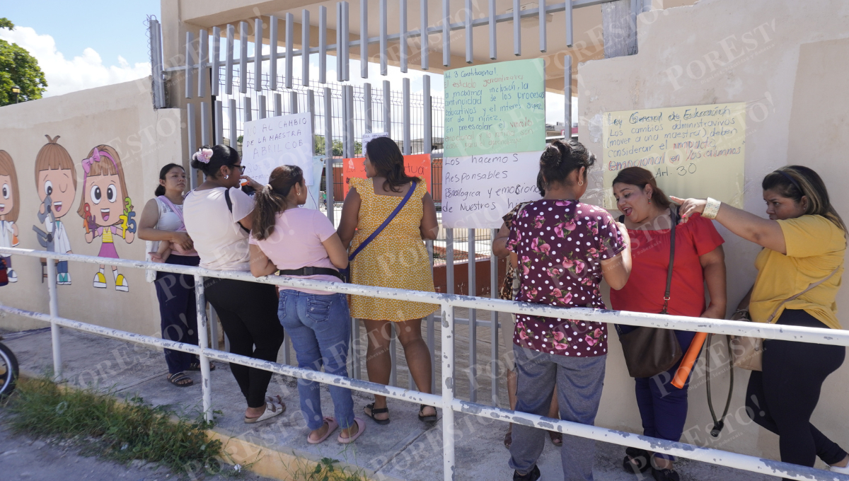 “No sin su maestra”: madres Campeche bloquean jardín de niños por cambio de docente