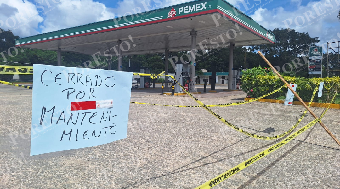 Conductores de vehículos llegan y al ver cerrado el lugar se trasladan otra estación de gasolina