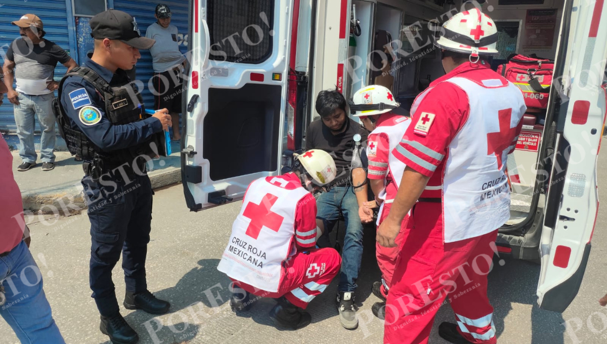 El joven sufrió una contusión en la pierna derecha, pero no fue necesario trasladarlo al hospital. El joven sufrió una contusión en la pierna derecha, pero no fue necesario trasladarlo al hospital.