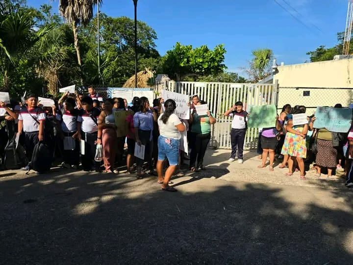 Padres cierran una telesecundaria en Tinum tras el despido de una docente