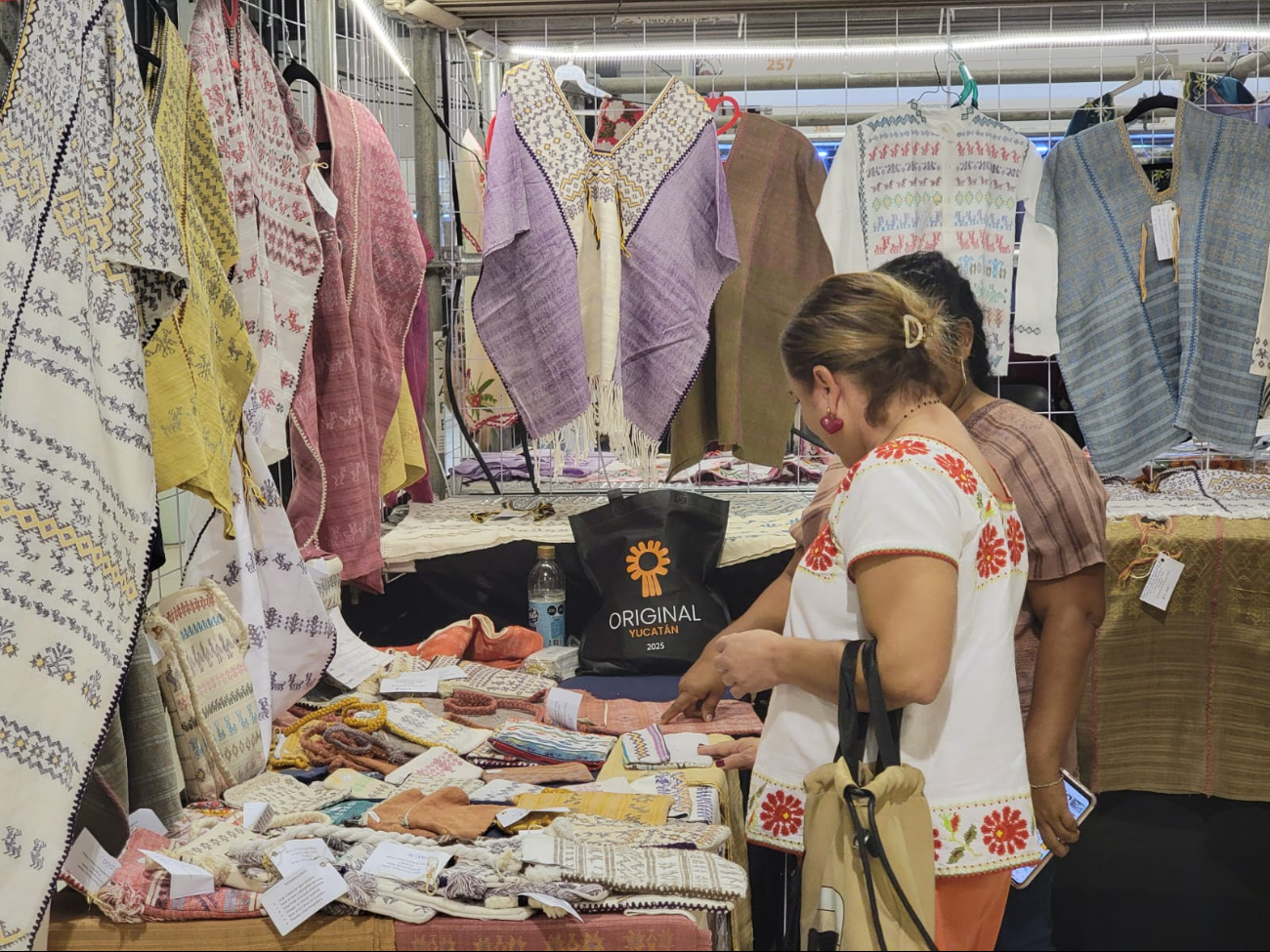“Traigo el traje de mi comunidad”: Desde San Bartolo Yautepec, Oaxaca, María Vázquez expone el traje de su tierra en “Original Yucatán”