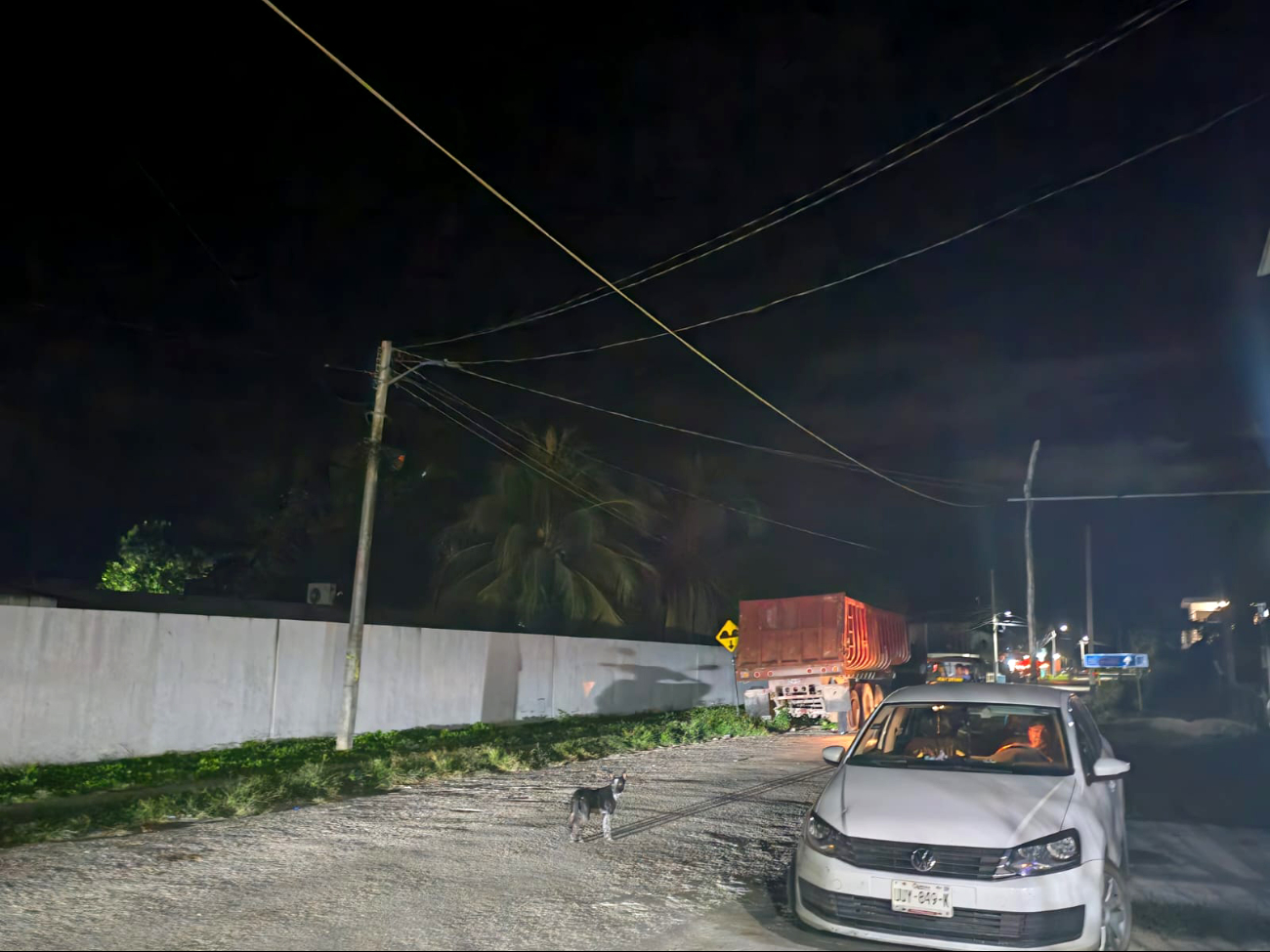Ciudadanos acusan abandono por parte del Gobierno del Estado de Quintana Roo, el Ayuntamiento de Othón P. Blanco y la Comisión Federal de Electricidad. Ciudadanos acusan abandono por parte del Gobierno del Estado de Quintana Roo, el Ayuntamiento de Othón P. Blanco y la Comisión Federal de Electricidad.