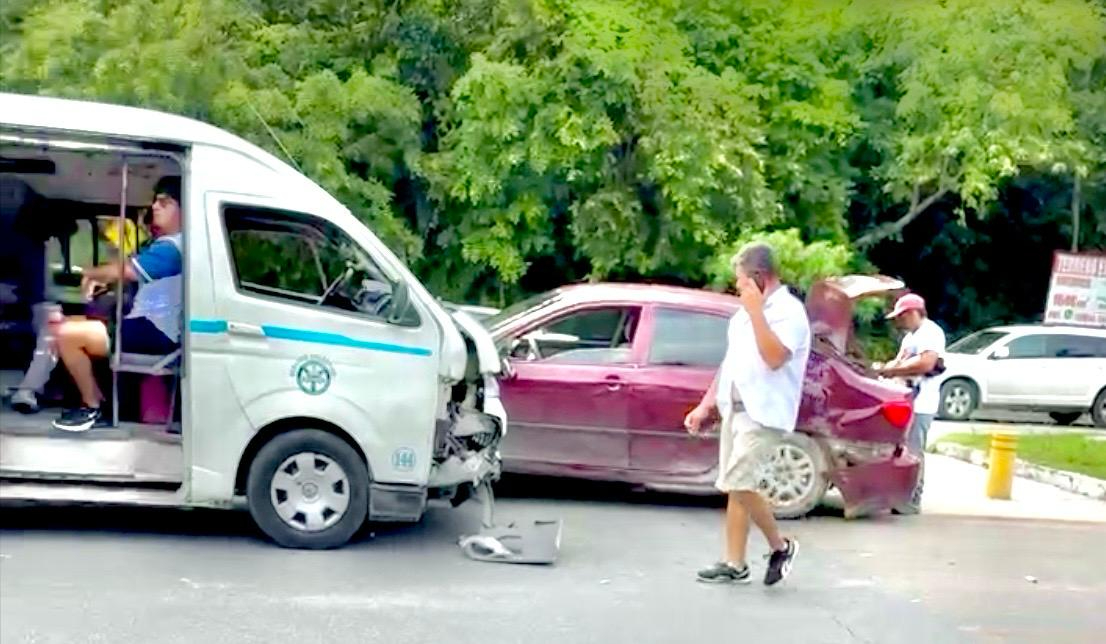 El accidente ocurrió sobre la Avenida Paseo Central y 115, dejando daños materiales y pasajeros asustados. El accidente ocurrió sobre la Avenida Paseo Central y 115, dejando daños materiales y pasajeros asustados.