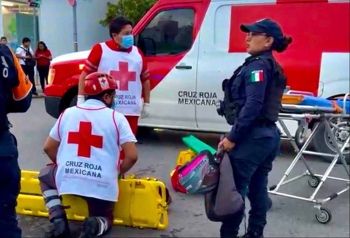 El joven, que resultó ser menor de edad, fue trasladado grave al hospital por paramédicos de la Cruz Roja. El joven, que resultó ser menor de edad, fue trasladado grave al hospital por paramédicos de la Cruz Roja.