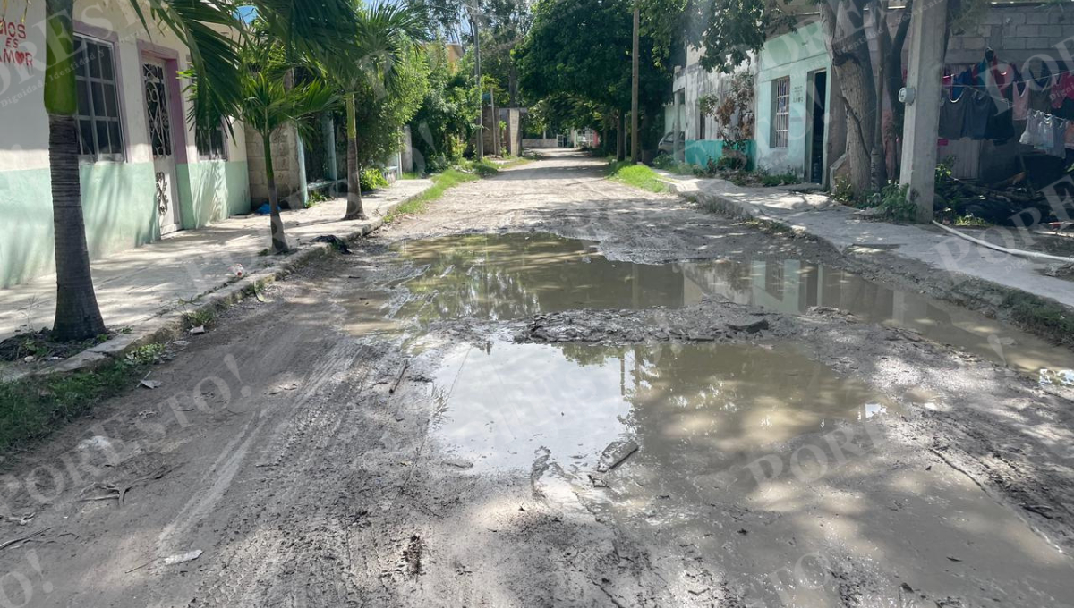 La calle Hernán Cortez, entre las calles 7 y 9 de la colonia Cañaveral en Champotón, se encuentra intransitable. La calle Hernán Cortez, entre las calles 7 y 9 de la colonia Cañaveral en Champotón, se encuentra intransitable.