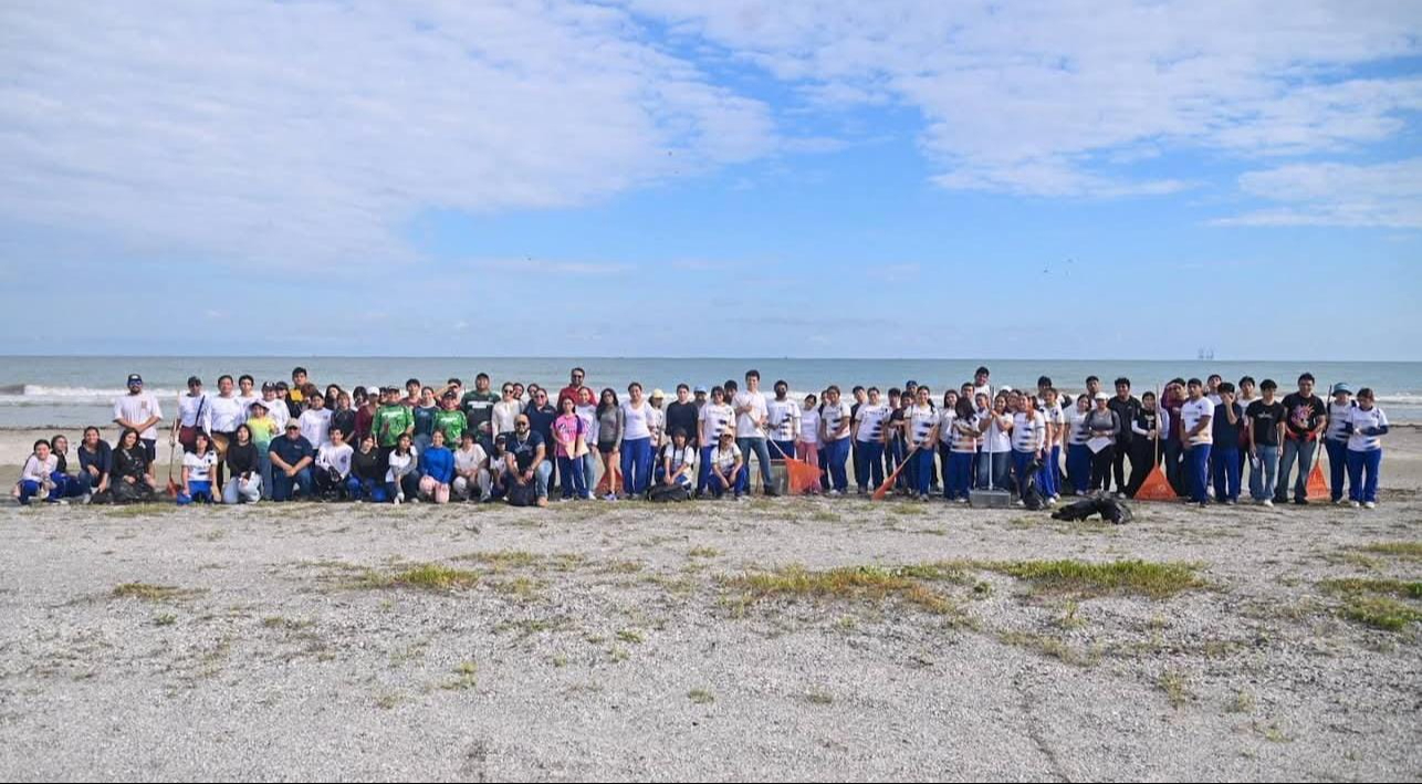 Los estudiantes de la escuela preparatoria se reunieron. Los estudiantes de la escuela preparatoria se reunieron.