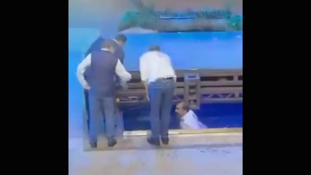 Max Cortazar cayó a una pileta de agua durante el relanzamiento del PAN en la CDMX Max Cortazar cayó a una pileta de agua durante el relanzamiento del PAN en la CDMX
