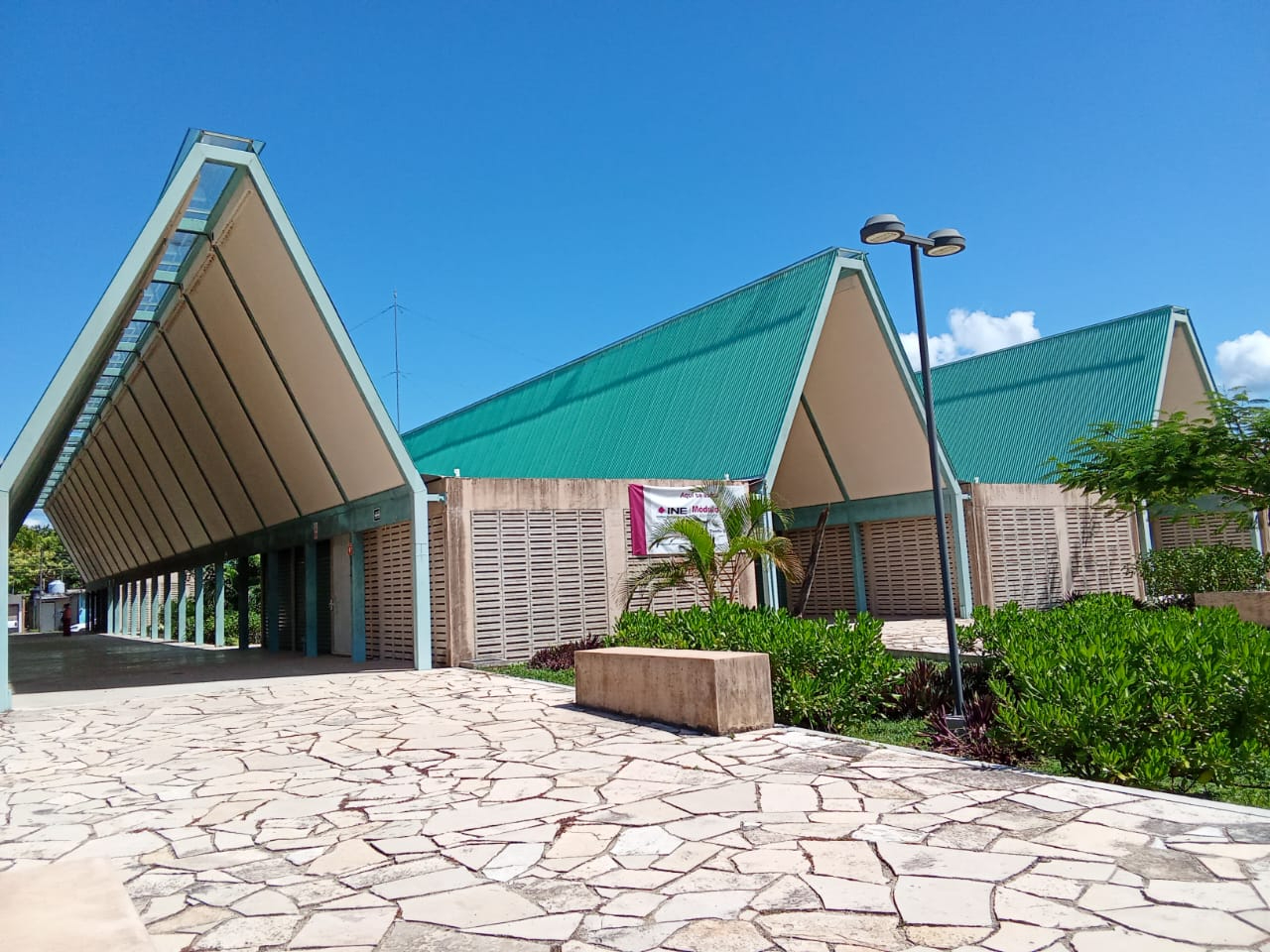 MERCADO MUNICIPAL DE BACALAR, UNA OBRA MILLONARIA QUE NO FUNCIONÓ MERCADO MUNICIPAL DE BACALAR, UNA OBRA MILLONARIA QUE NO FUNCIONÓ