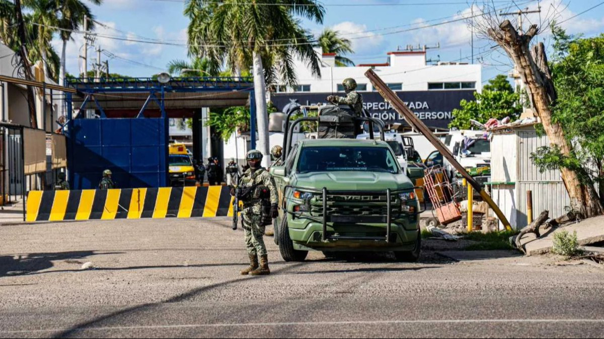 SSP de Sinaloa recordó que en revisiones anteriores ya se habían decomisado armas, cargadores y drogas dentro del penal SSP de Sinaloa recordó que en revisiones anteriores ya se habían decomisado armas, cargadores y drogas dentro del penal