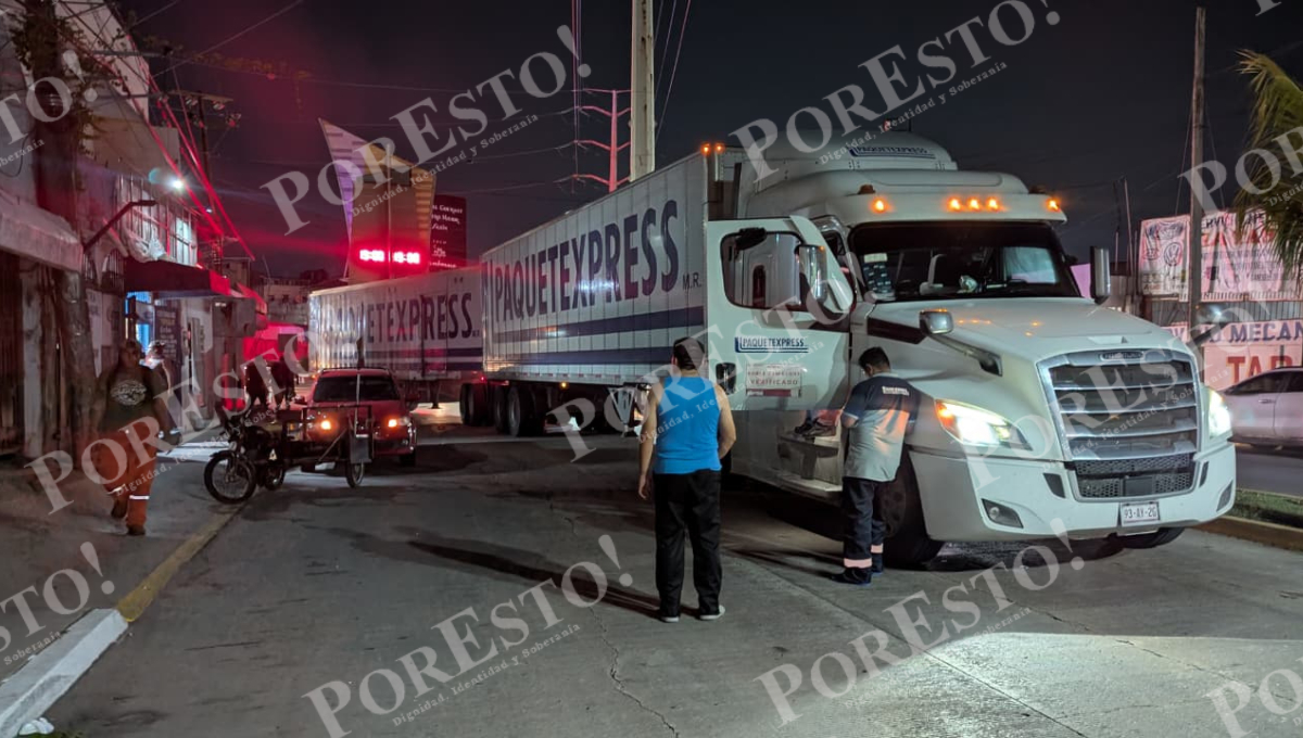 Un accidente vial entre un tráiler de Paquetexpress y un auto particular se registró en la colonia Benito Juárez.