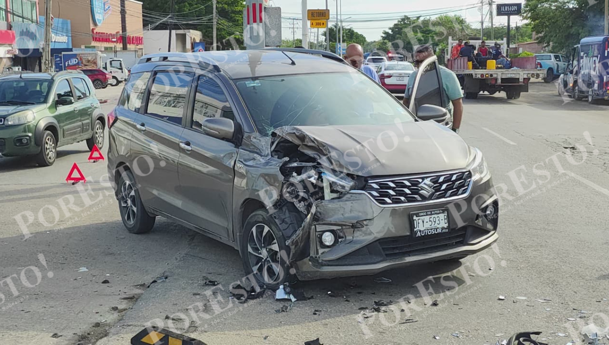 Un aparatoso choque ocurrió frente al fraccionamiento Los Lagos, en Ciudad del Carmen.