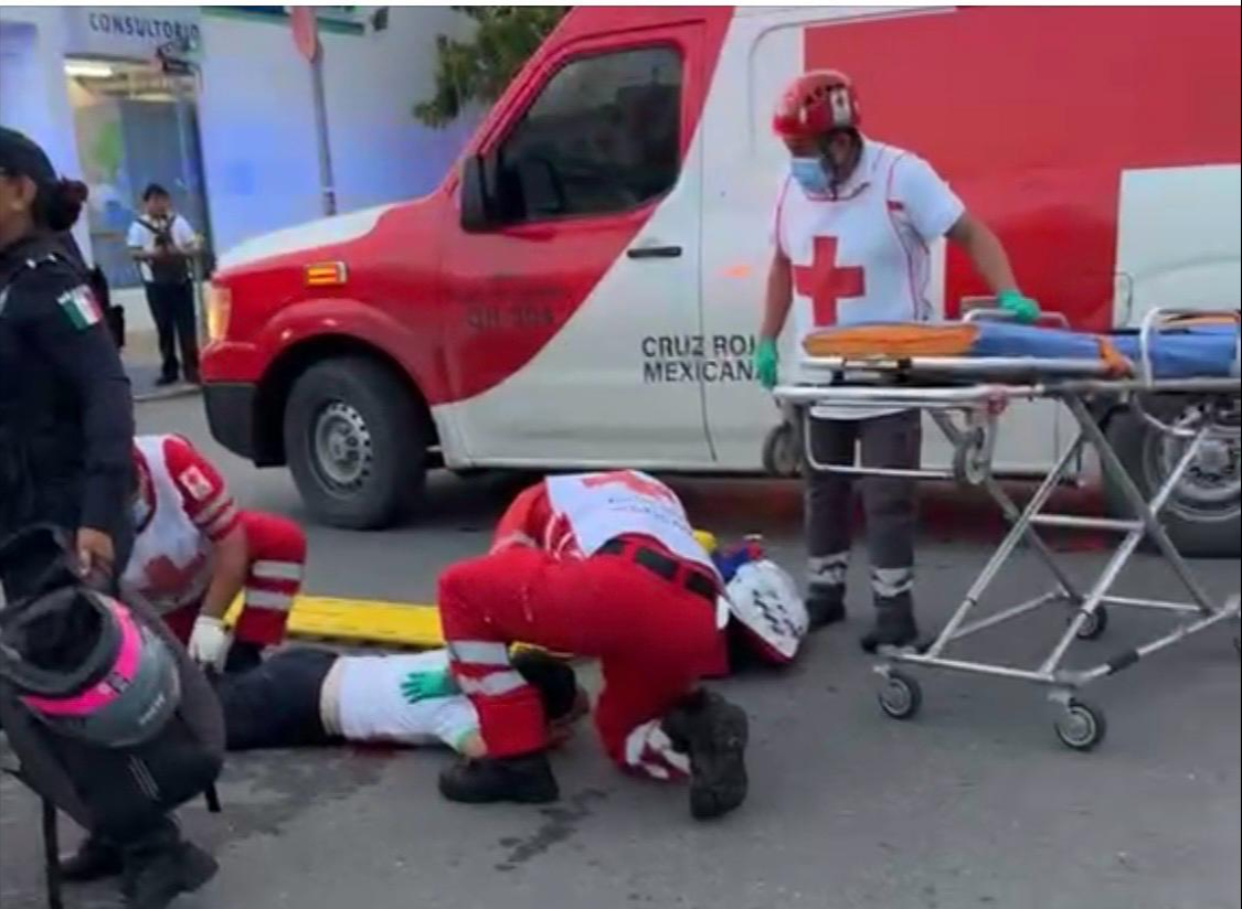 Un camión de transporte de personal de la empresa Lipu arrolló a un joven motociclista en la colonia Villas del Sol, en Playa del Carmen. Un camión de transporte de personal de la empresa Lipu arrolló a un joven motociclista en la colonia Villas del Sol, en Playa del Carmen.