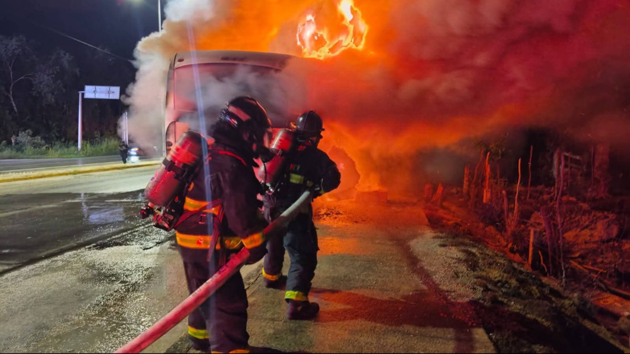 Automovilistas que transitaban por la zona notaron el siniestro y realizaron llamadas al número de emergencias 911 Automovilistas que transitaban por la zona notaron el siniestro y realizaron llamadas al número de emergencias 911