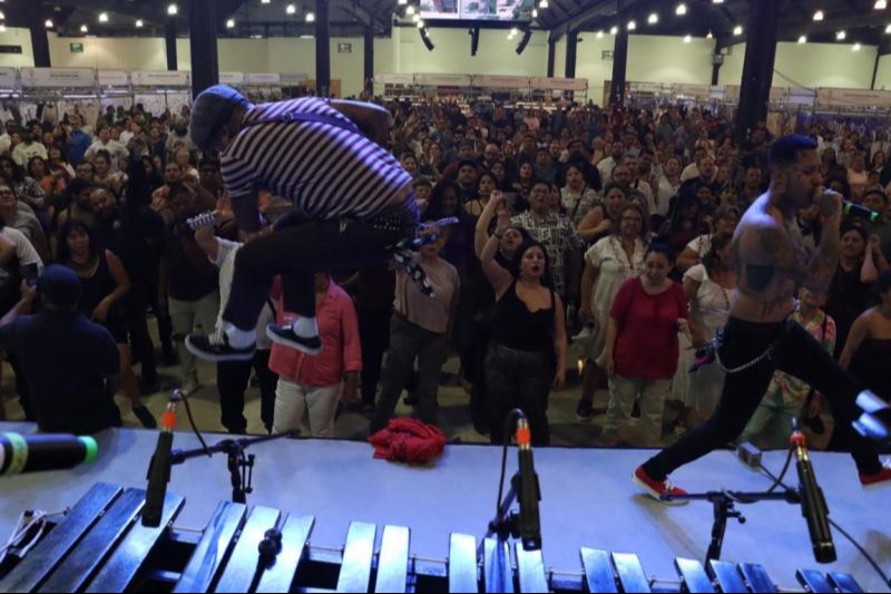 Con su cumbia fusión Son Rompe Pera transformó Original Yucatán en una magna fiesta cultural Con su cumbia fusión Son Rompe Pera transformó Original Yucatán en una magna fiesta cultural