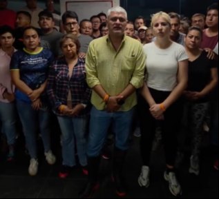 El alcalde dio a conocer los hechos a lado de su equipo. El alcalde dio a conocer los hechos a lado de su equipo.