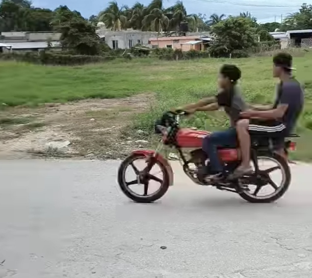 Habitantes denuncian que los jóvenes en motocicleta manejan a exceso de velocidad. Habitantes denuncian que los jóvenes en motocicleta manejan a exceso de velocidad.