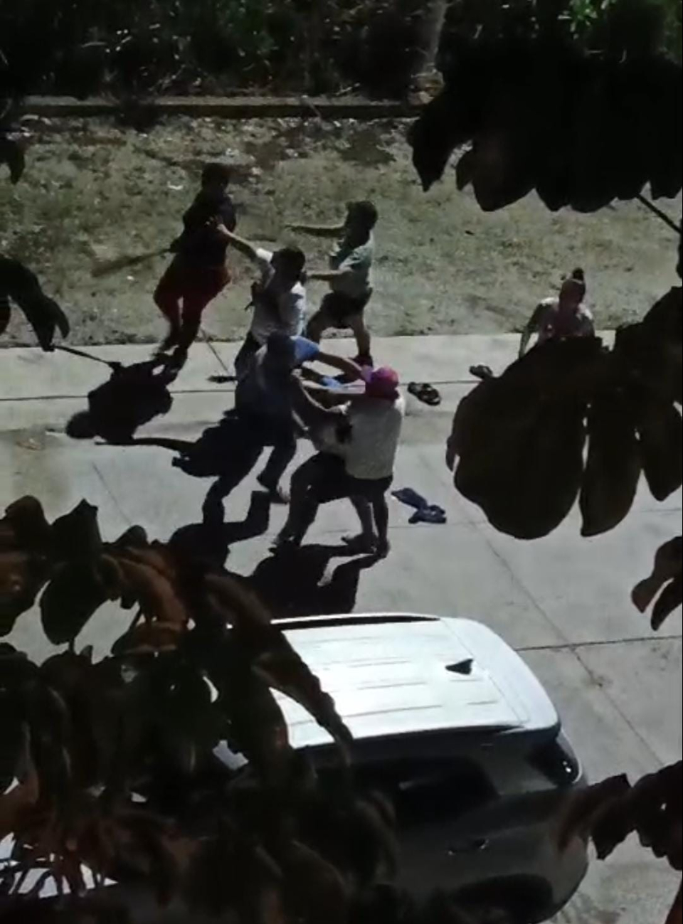 La pelea familiar alertó a los vecinos y cuerpos de emergencia. La pelea familiar alertó a los vecinos y cuerpos de emergencia.