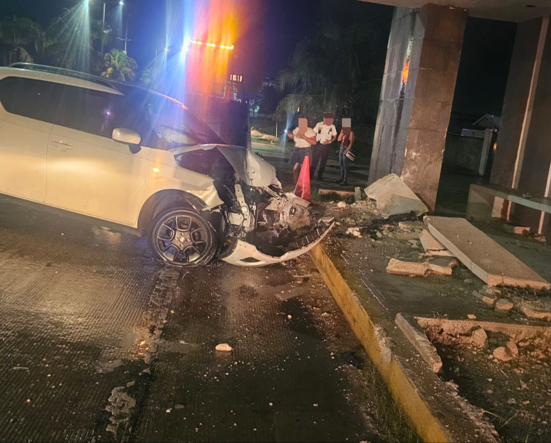 No se reportaron personas lesionadas en el sitio, y el conductor permaneció en el lugar tras el incidente No se reportaron personas lesionadas en el sitio, y el conductor permaneció en el lugar tras el incidente