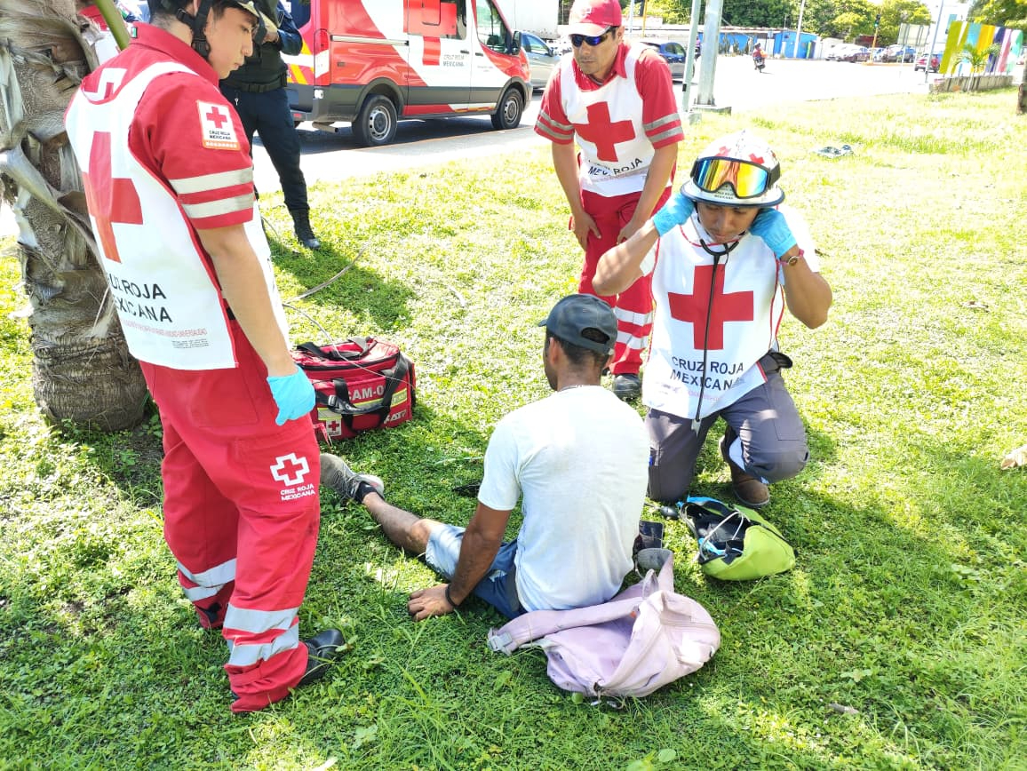 Paramédicos de la Cruz Roja atendieron al hombre lesionado. Paramédicos de la Cruz Roja atendieron al hombre lesionado.