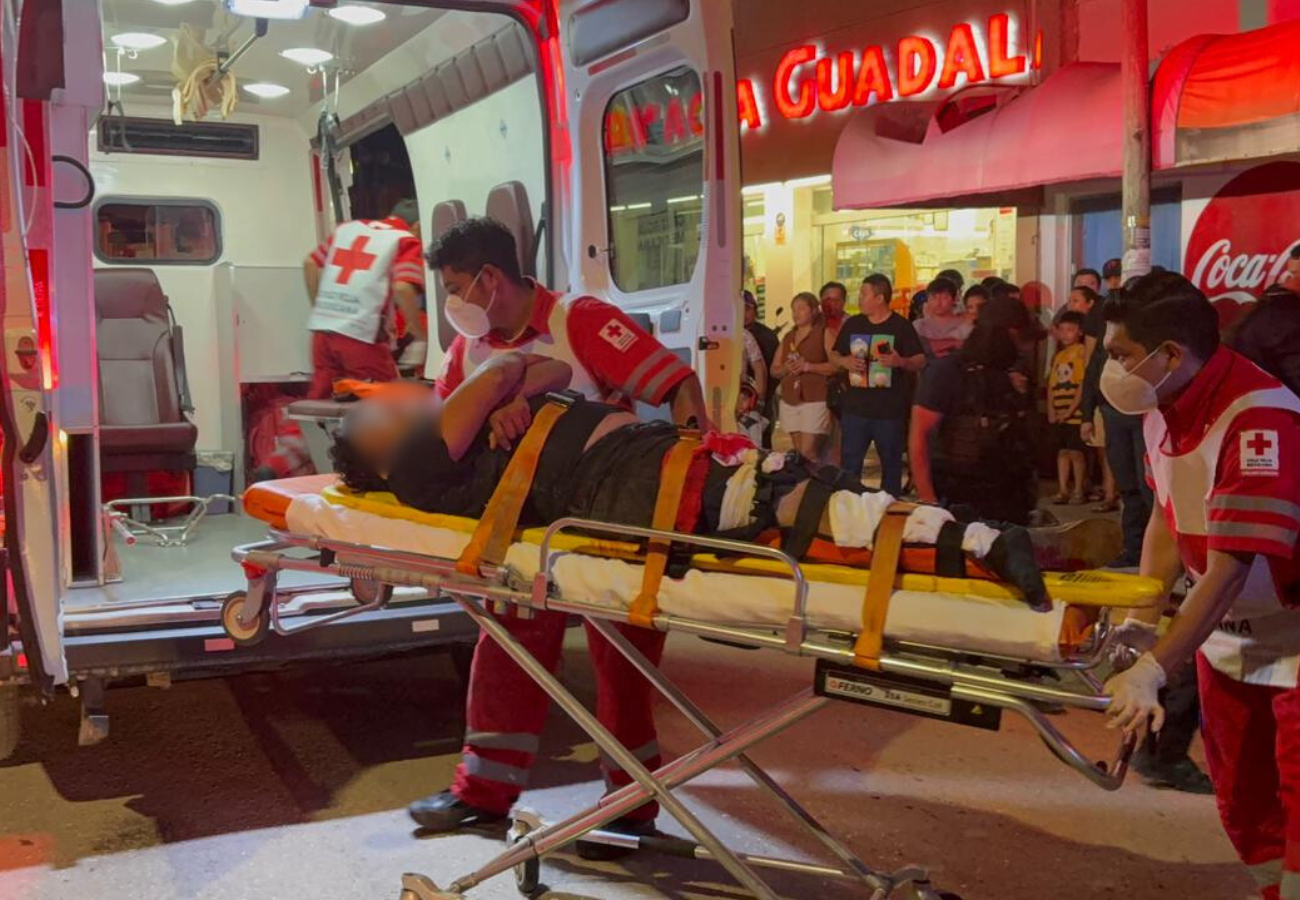 Paramédicos inmovilizaron la pierna del lesionado, quien presentaba una fractura expuesta Paramédicos inmovilizaron la pierna del lesionado, quien presentaba una fractura expuesta