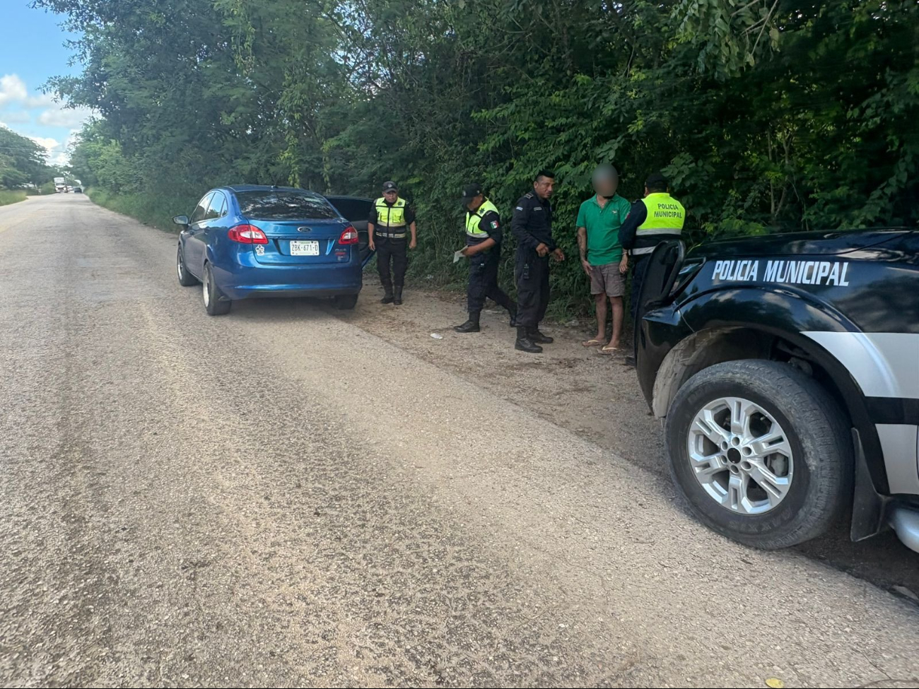 Un hombre y una mujer, de Sucilá, fueron revisados en un puesto de control en la vía a Valladolid Un hombre y una mujer, de Sucilá, fueron revisados en un puesto de control en la vía a Valladolid